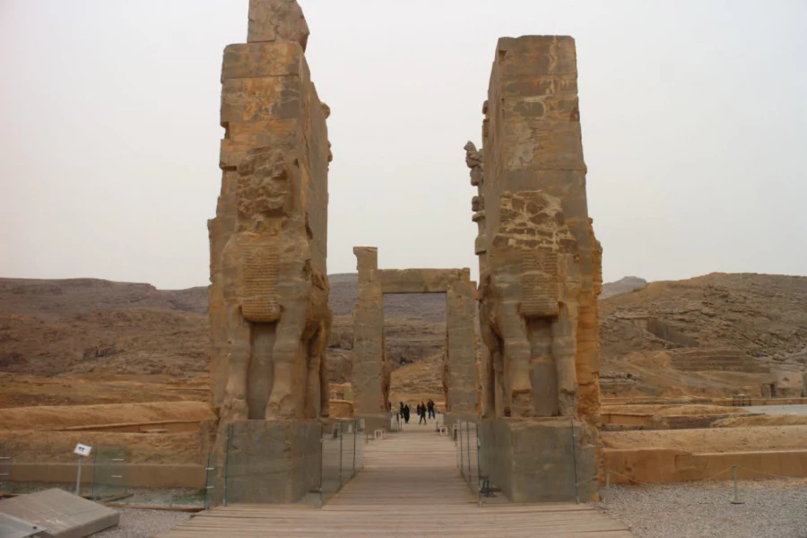 حضور دانشجومعلمان دانشگاه فرهنگیان شهید_مطهری_شیراز در اردوی نیم روزه  ی علمی_تفریحی تخت جمشید  2