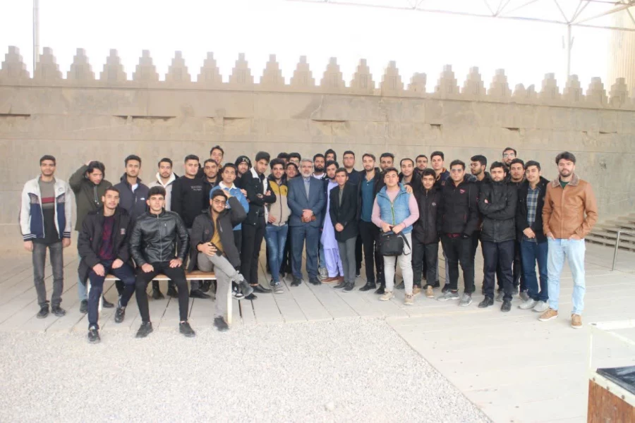 حضور دانشجومعلمان دانشگاه فرهنگیان شهید_مطهری_شیراز در اردوی نیم روزه  ی علمی_تفریحی تخت جمشید  4