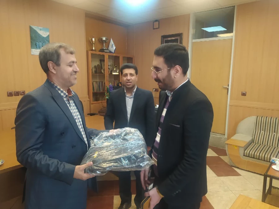 تقدیر از دانشجومعلم نخبه کشوری دانشگاه فرهنگیان فارس جناب اقای علی جوکار 4