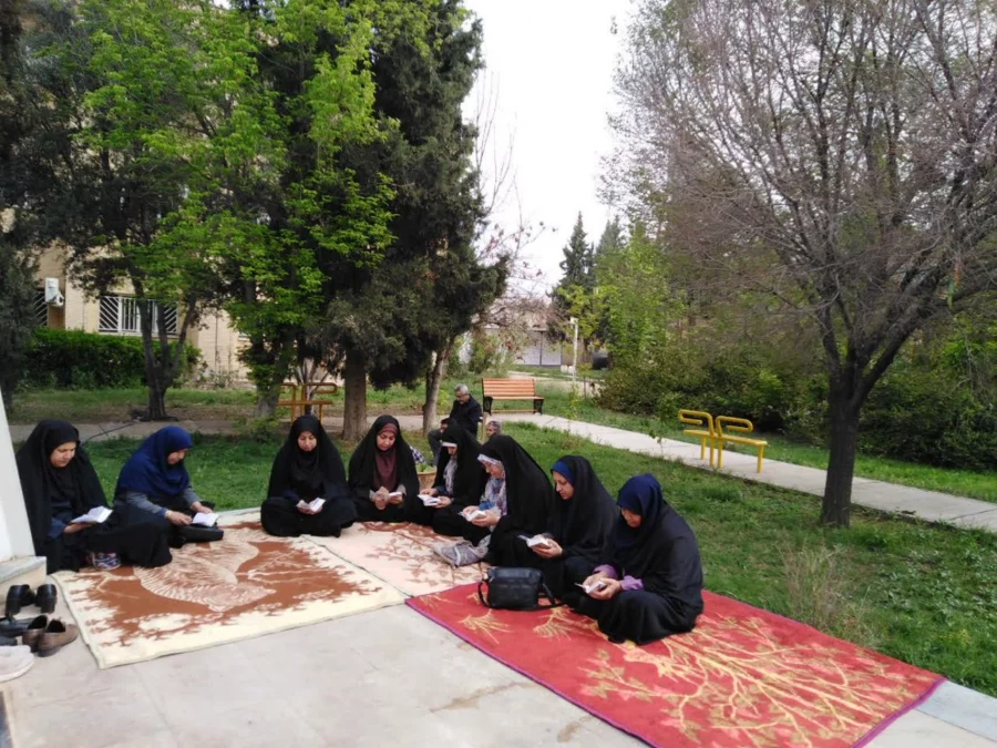 قرائت سوره مبارکه یاسین بر سر قبور مطهر شهدای گمنام پردیس شهید باهنر 3