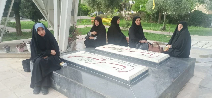 قرائت سوره مبارکه یاسین بر سر قبور مطهر شهدای گمنام پردیس شهید باهنر 5