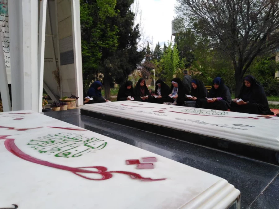 قرائت سوره مبارکه یاسین بر سر قبور مطهر شهدای گمنام پردیس شهید باهنر 6