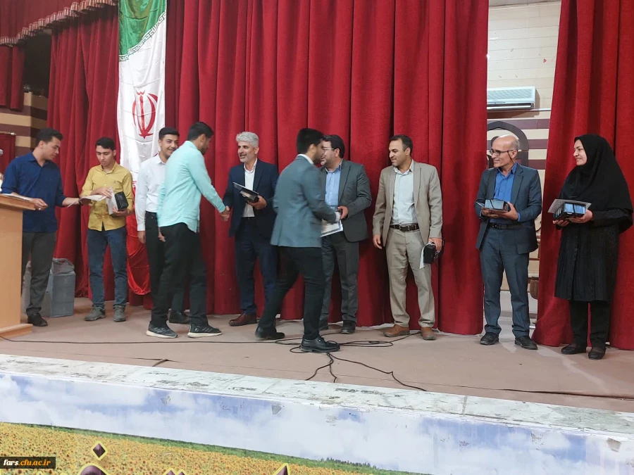 برگزاری مراسم بزرگداشت روز معلم در واحد شهید مطهری شیراز و همچنین تجلیل از استادان و پرسنل زحمتکش 
 7