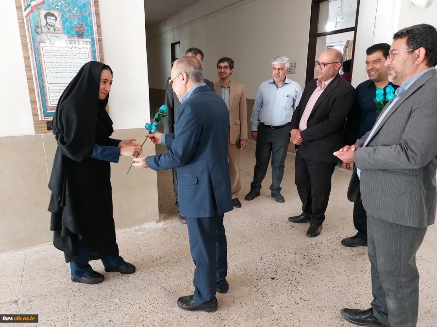 برگزاری مراسم بزرگداشت روز معلم در واحد شهید مطهری شیراز و همچنین تجلیل از استادان و پرسنل زحمتکش 
 9