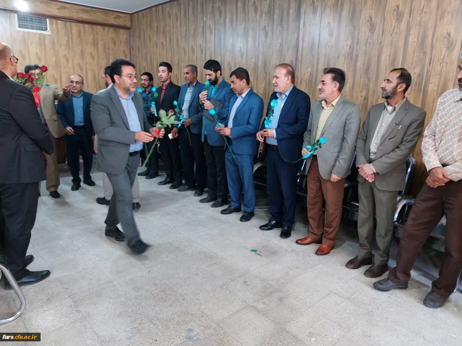 برگزاری مراسم بزرگداشت روز معلم در واحد شهید مطهری شیراز و همچنین تجلیل از استادان و پرسنل زحمتکش 
 11