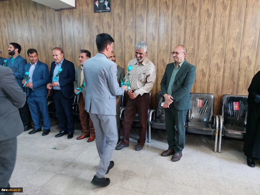 برگزاری مراسم بزرگداشت روز معلم در واحد شهید مطهری شیراز و همچنین تجلیل از استادان و پرسنل زحمتکش 
 13