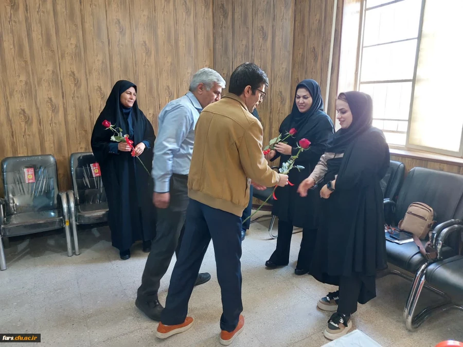 برگزاری مراسم بزرگداشت روز معلم در واحد شهید مطهری شیراز و همچنین تجلیل از استادان و پرسنل زحمتکش 
 14