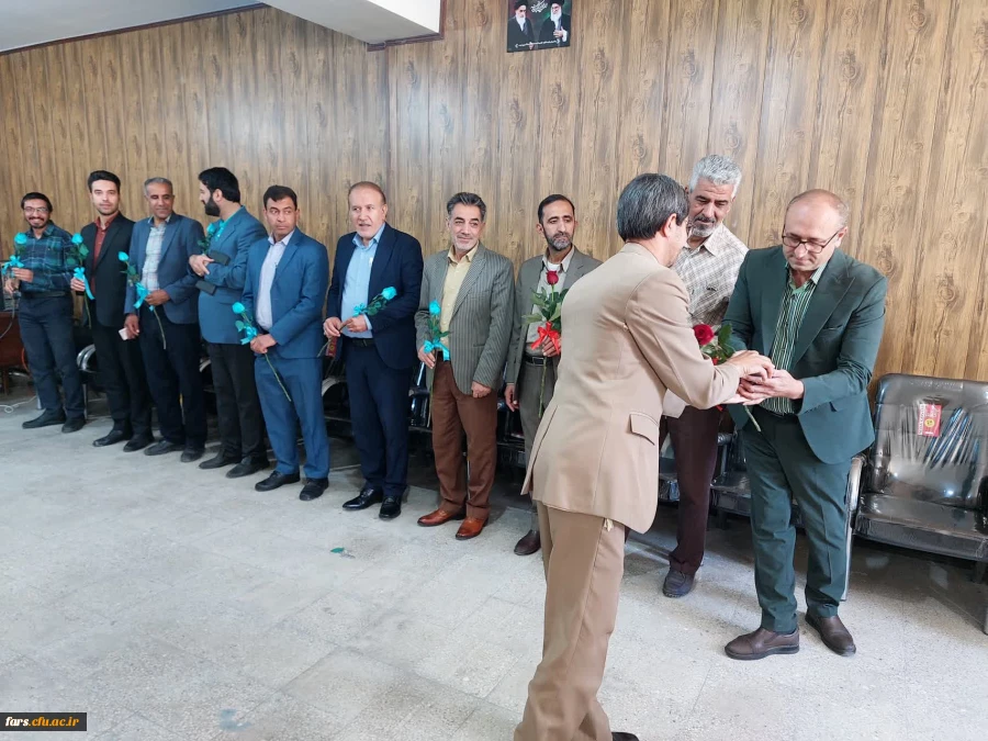 برگزاری مراسم بزرگداشت روز معلم در واحد شهید مطهری شیراز و همچنین تجلیل از استادان و پرسنل زحمتکش 
 15