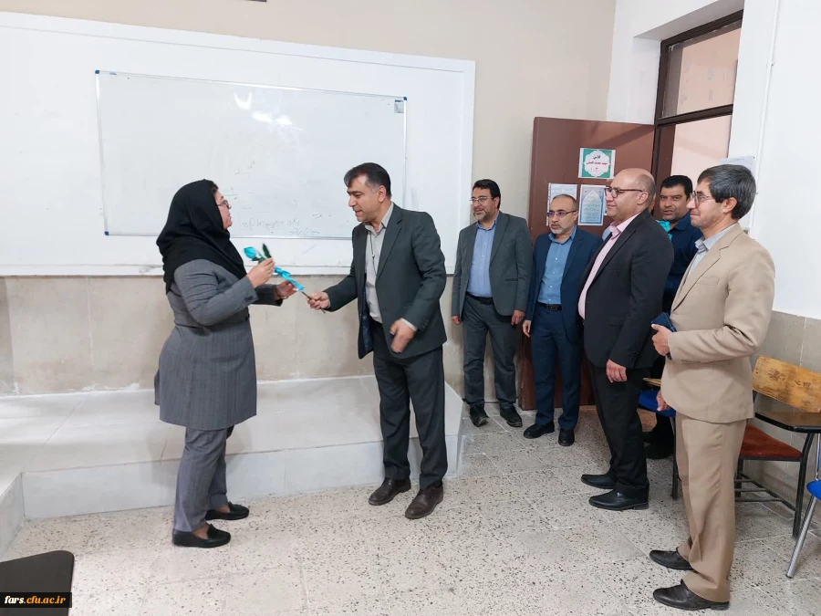 برگزاری مراسم بزرگداشت روز معلم در واحد شهید مطهری شیراز و همچنین تجلیل از استادان و پرسنل زحمتکش 
 18