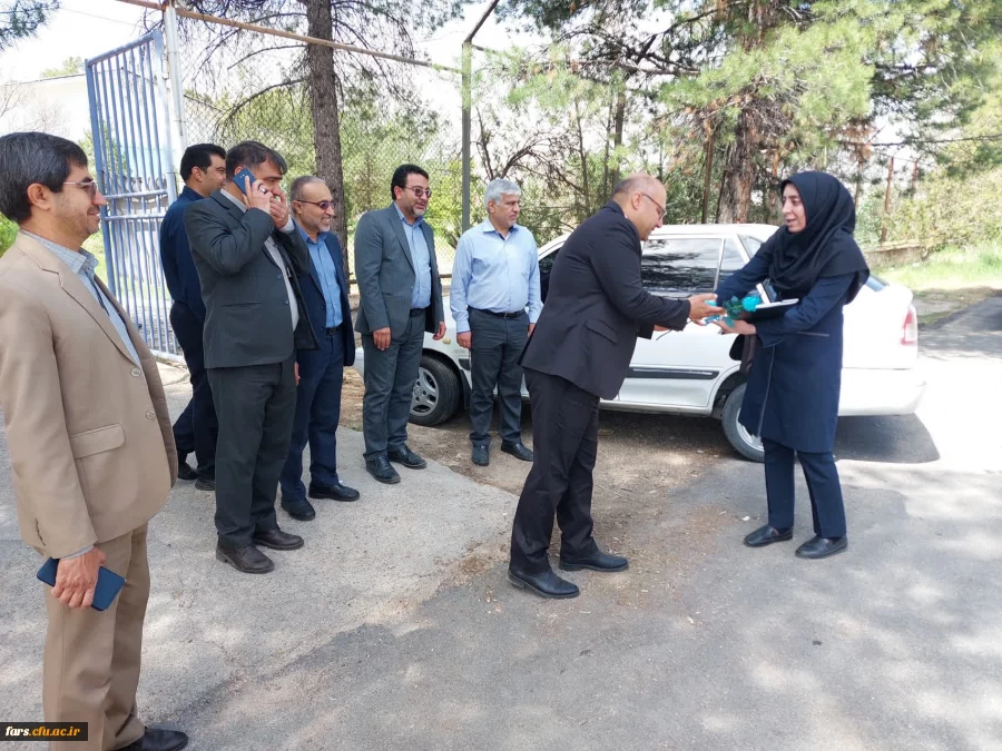 برگزاری مراسم بزرگداشت روز معلم در واحد شهید مطهری شیراز و همچنین تجلیل از استادان و پرسنل زحمتکش 
 20