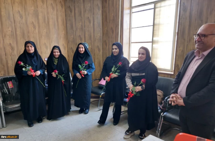 برگزاری مراسم بزرگداشت روز معلم در واحد شهید مطهری شیراز و همچنین تجلیل از استادان و پرسنل زحمتکش 
 25