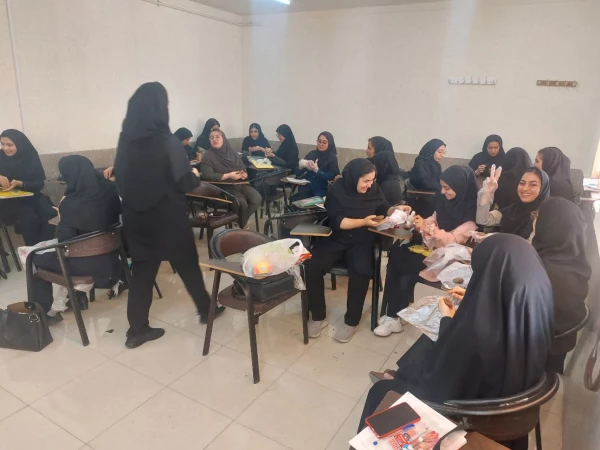 کارگاه کار با گل رُسدر مرکز زینب کبری کازرون 3