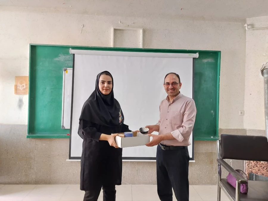 کارگاه کار با گل رُسدر مرکز زینب کبری کازرون 5