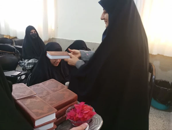 توزیع قرآن های اهدایی مقام معظم رهبری دانشگاه فرهنگیان فارس – واحد سلمان فارسی 3