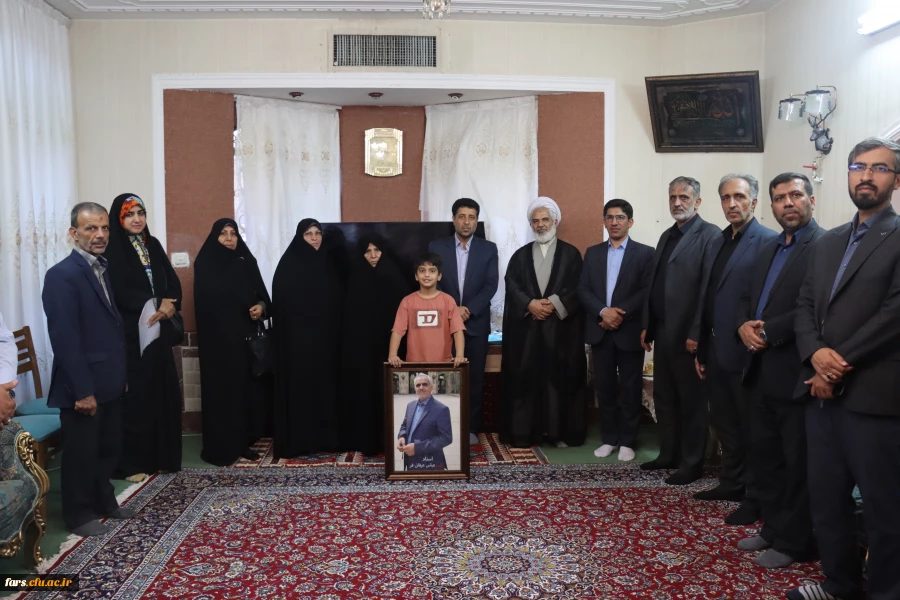 دیدار مسئولان دانشگاه فرهنگیان فارس با خانواده شهید عباس عرفانی فر

 2