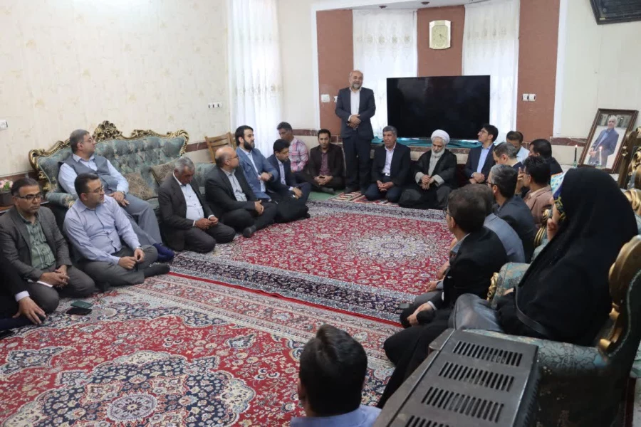 دیدار مسئولان دانشگاه فرهنگیان فارس با خانواده شهید عباس عرفانی فر
 17