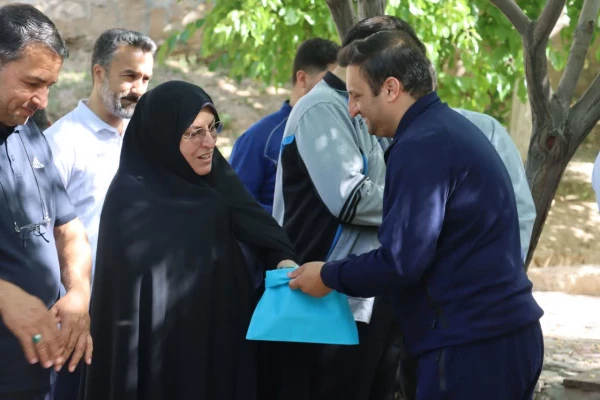  برگزاری همایش پیاده روی «سلامت و قدردانی» در شیراز  
 9