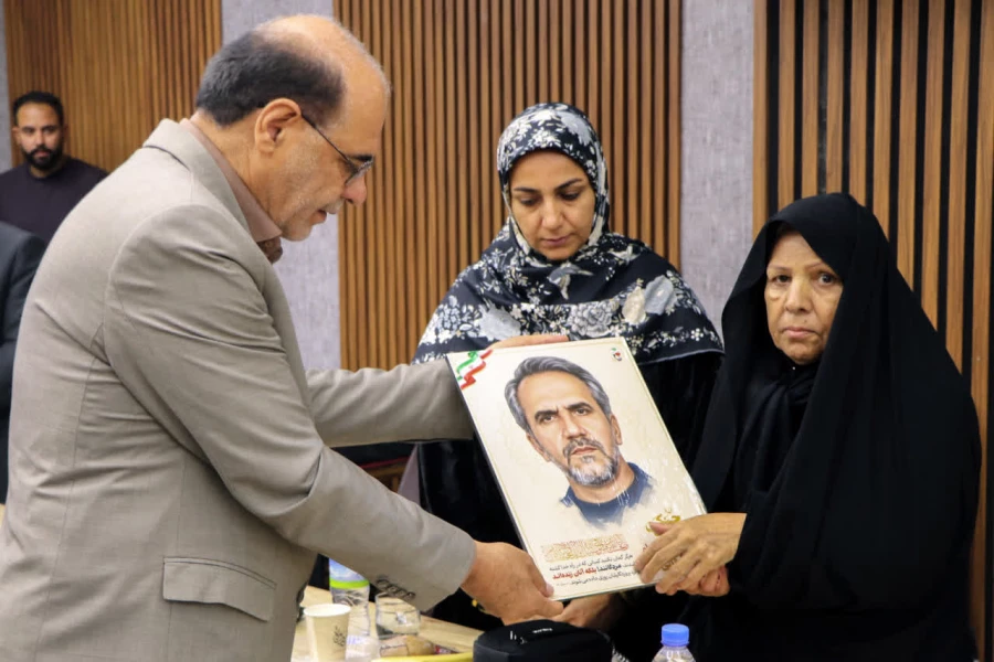 هم زمان با گرامیداشت روز معلم، آیین تجلیل از اساتید شاهد و ایثارگر فارس با حضور مسئولان ارشد بنیاد شهید و دانشگاههای استان فارس برگزار شد.

 4