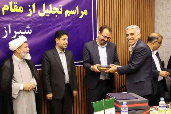 هم زمان با گرامیداشت روز معلم، آیین تجلیل از اساتید شاهد و ایثارگر فارس با حضور مسئولان ارشد بنیاد شهید و دانشگاههای استان فارس برگزار شد.

 5