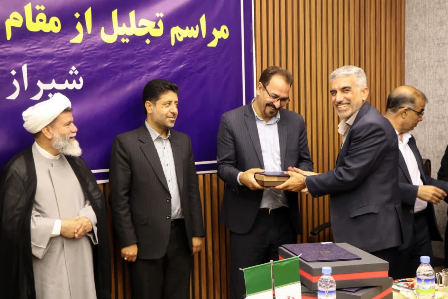 هم زمان با گرامیداشت روز معلم، آیین تجلیل از اساتید شاهد و ایثارگر فارس با حضور مسئولان ارشد بنیاد شهید و دانشگاههای استان فارس برگزار شد.

 5